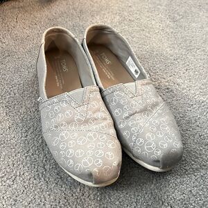 Tom’s grey with silver peace sign accent shoe. Size 8